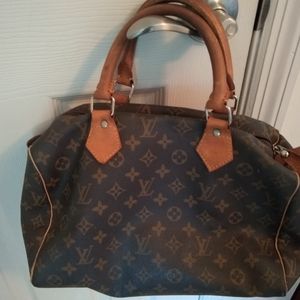 Louis Vuitton Speedy 30 hand bag.